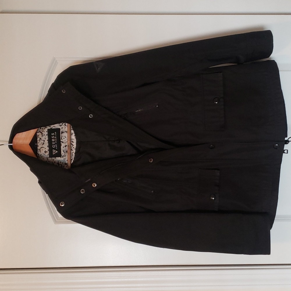 Guess Los Angeles, women's Black jacket with hood. Multiple pockets.